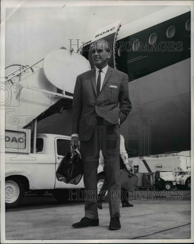 1968 Press Photo Norman Low, Manager &amp; Coach of Cleveland Soccer, Inc.- Historic Images