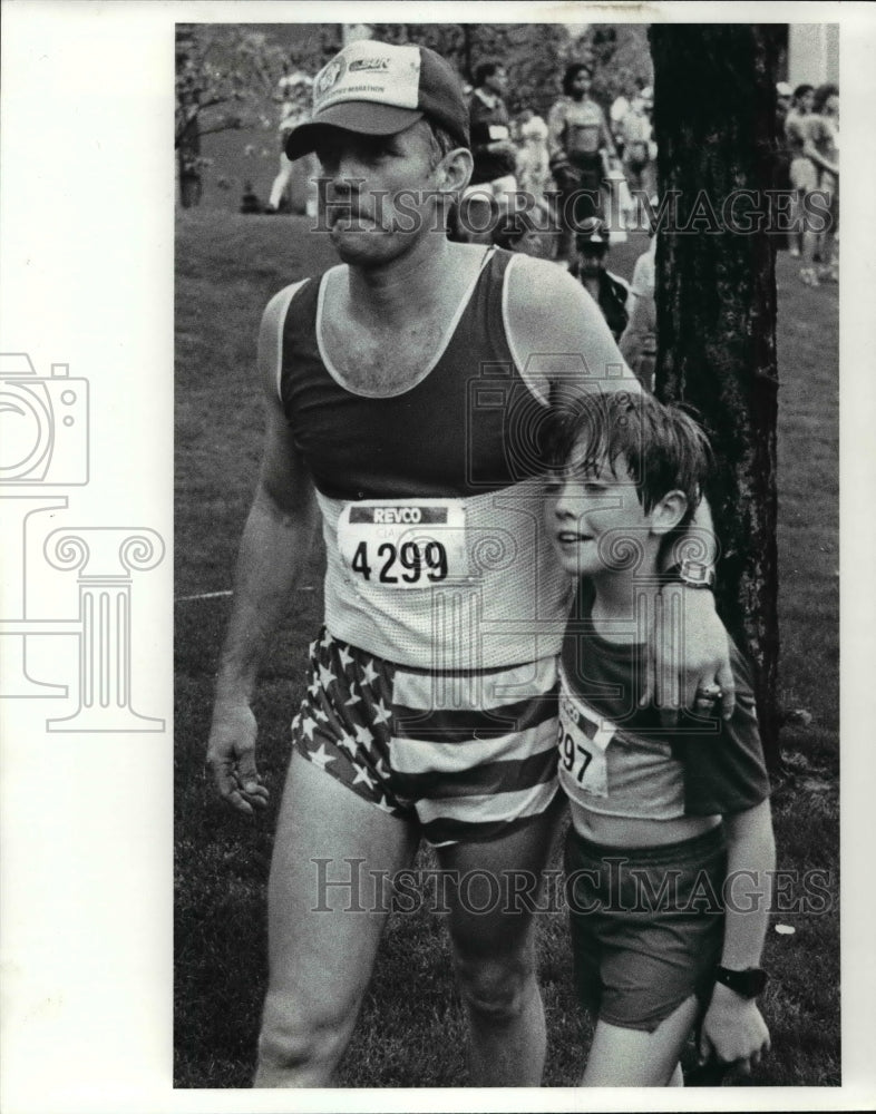 1984 Press Photo Bion &amp; Richard St. Bernard After they Ran in the 10K- Historic Images