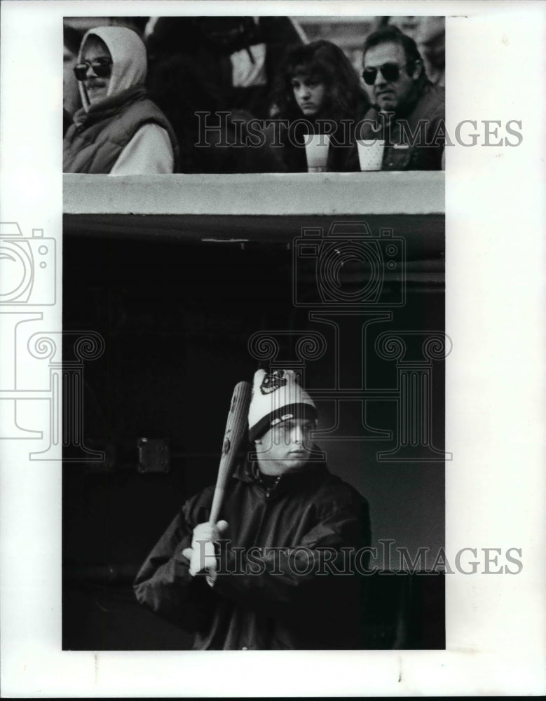 1989 Press Photo Indians pitcher Greg Swindell dressed for the Stadium cold- Historic Images