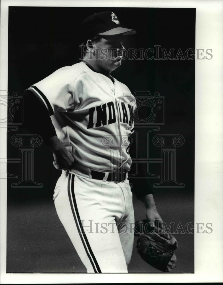 1986 Press Photo Greg Swindell Hitches Up his Belt as he Leaves the Game- Historic Images