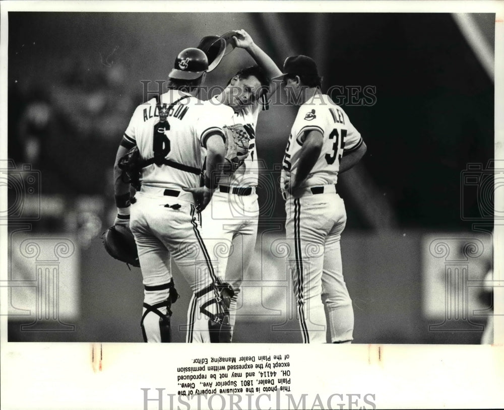 1988 Press Photo Swindell talks to Willey and Allanson - cvb49623- Historic Images