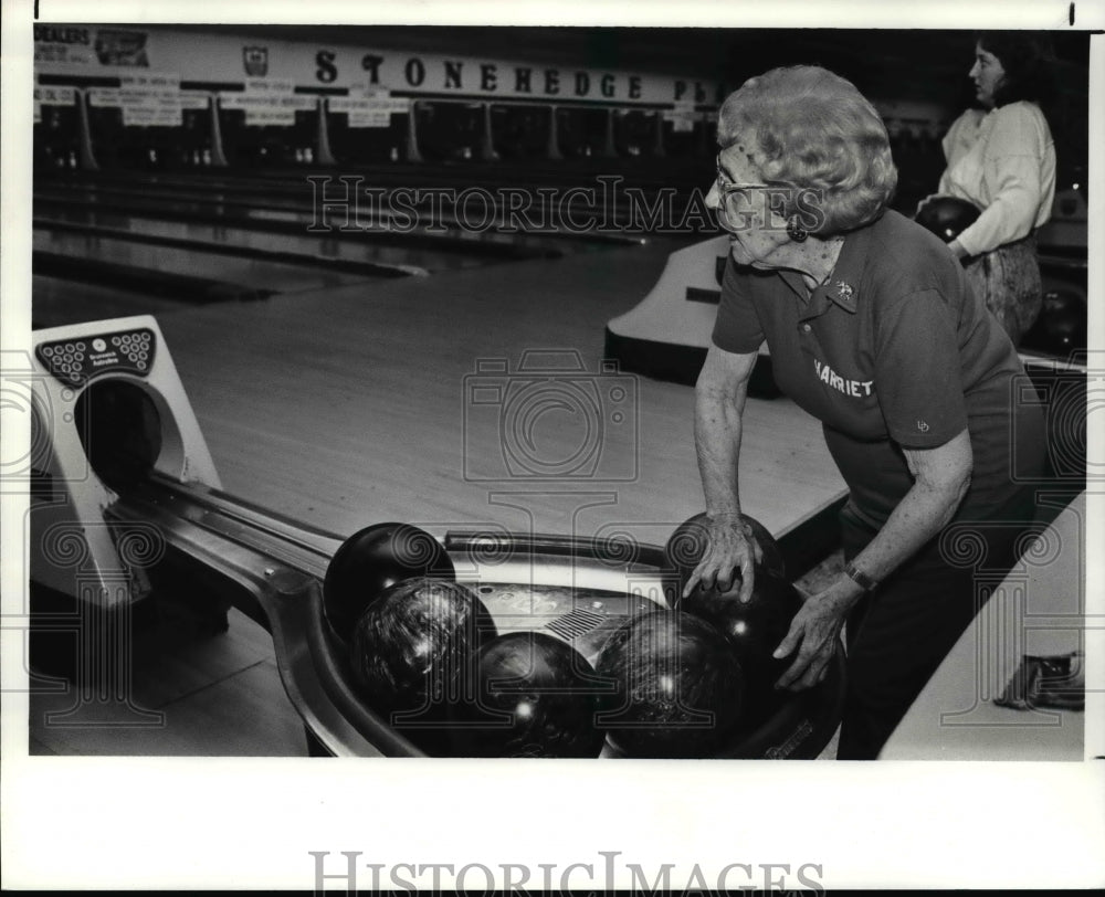 1990 Press Photo 94 year old bowler, Harriett Grafmiller from Akron - cvb49669- Historic Images