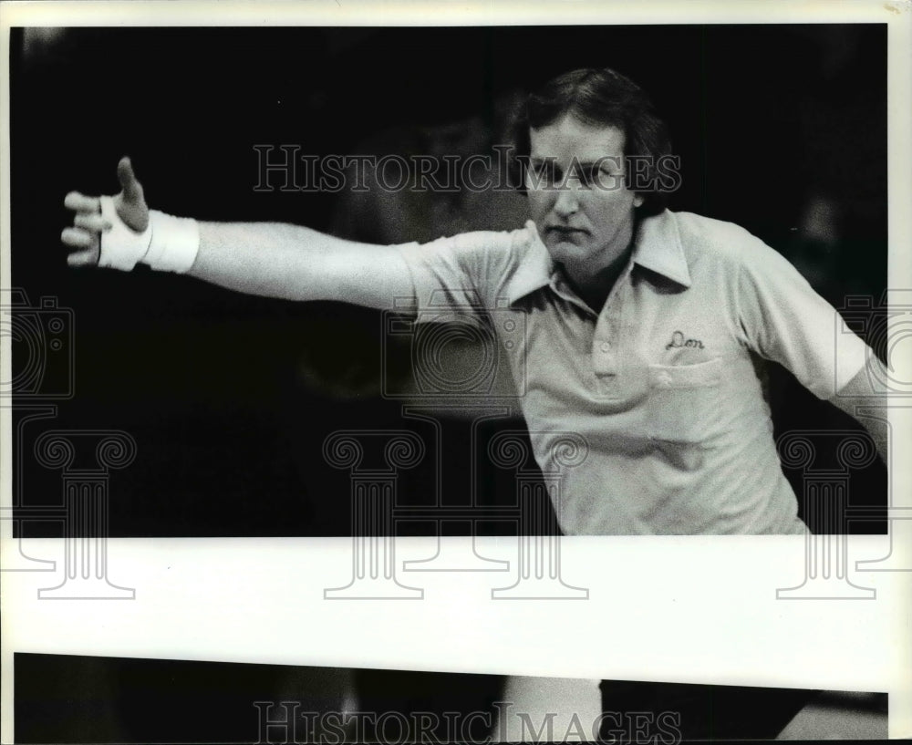 1980 Press Photo Don Johnson playing bowling - cvb49788- Historic Images