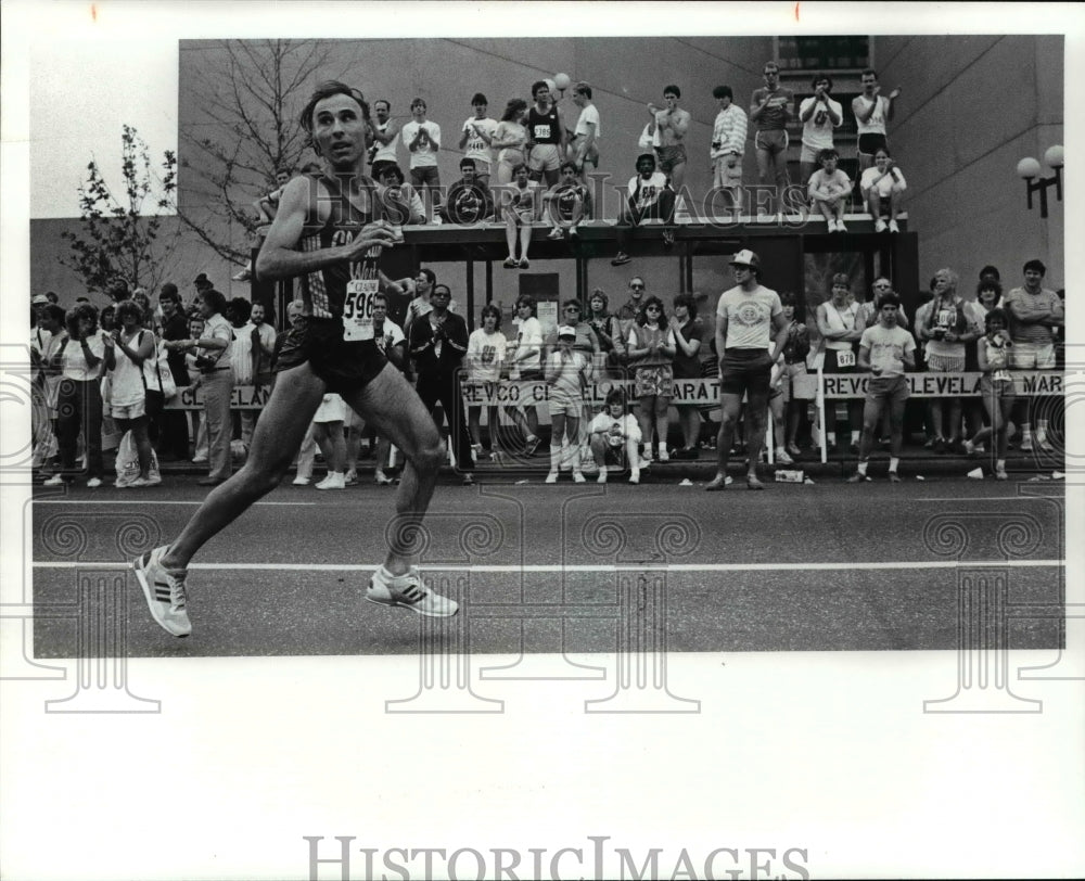 1986 Press Photo Bob Kuebler of Cleveland West Runners nears the finishline- Historic Images