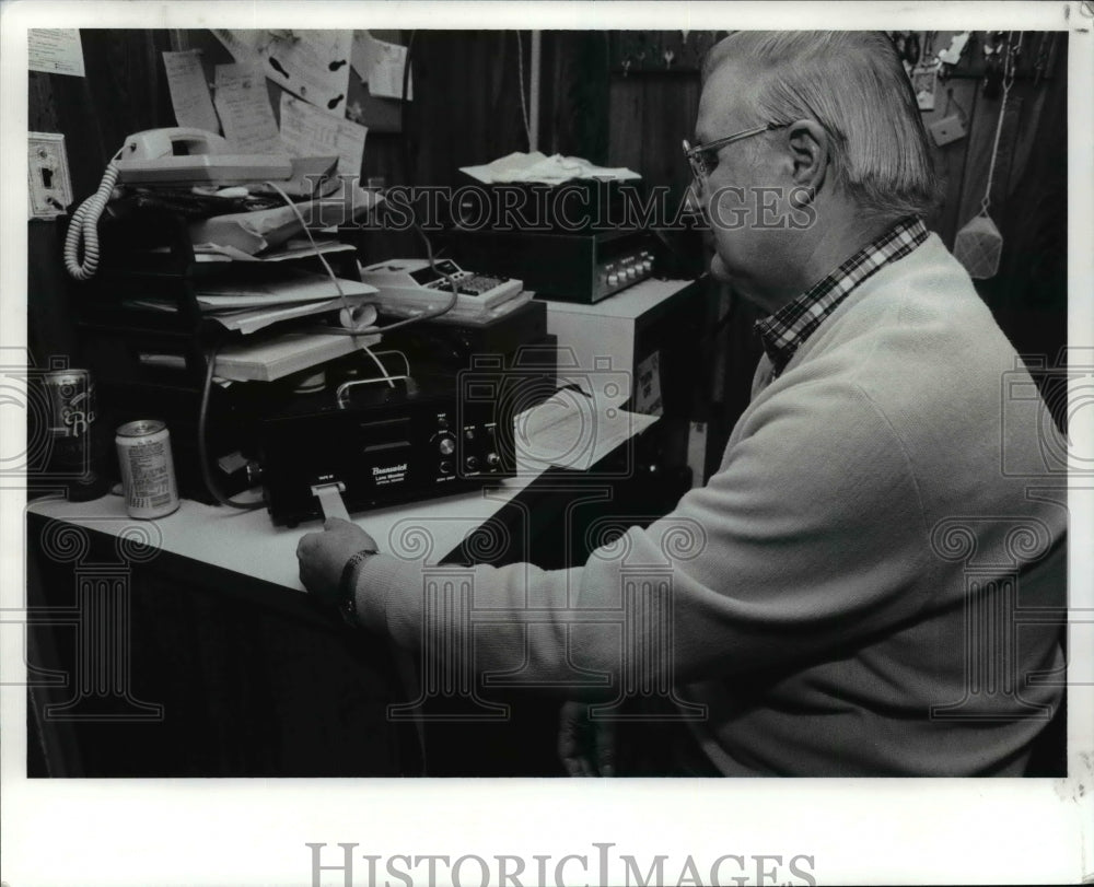 1990 Press Photo Bernie Vozar, certifying bowling lanes at Fairviews Lanes- Historic Images