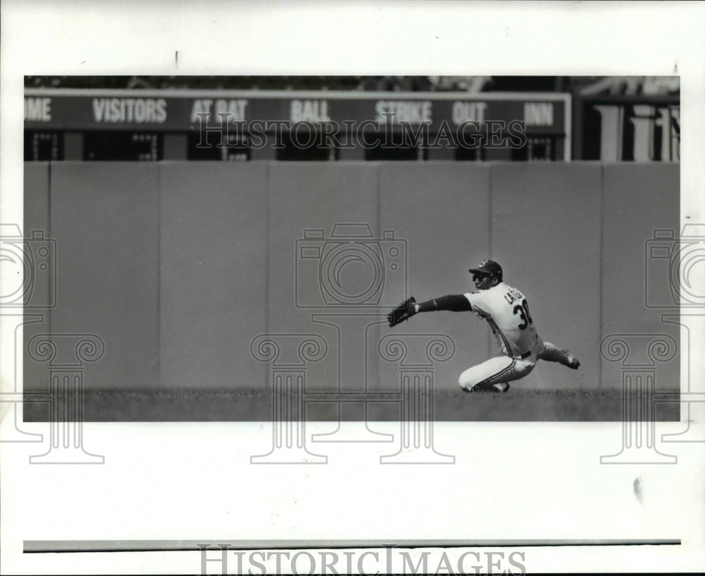 1989 Press Photo Joe Carter makes a diving catch of sinking line drive- Historic Images