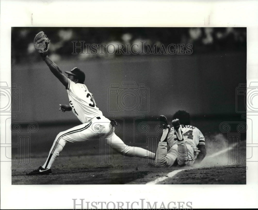 1987 Press Photo Chet Lemon, dives into 1st base in 3rd save - cvb49865- Historic Images