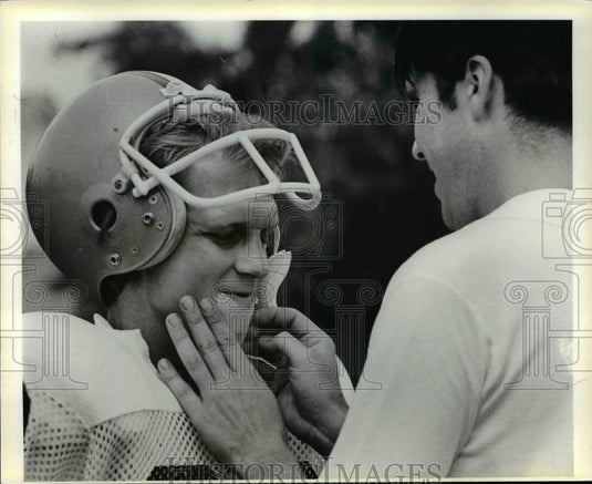 1979 Press Photo Keith Wright gets some tape on his jaw from assistant trainer- Historic Images