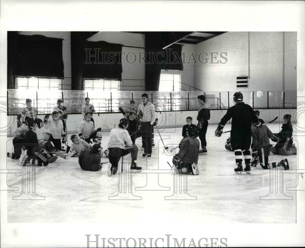 1986 Press Photo Cleveland Heights High Hockey Coach John Malloy leads practice- Historic Images