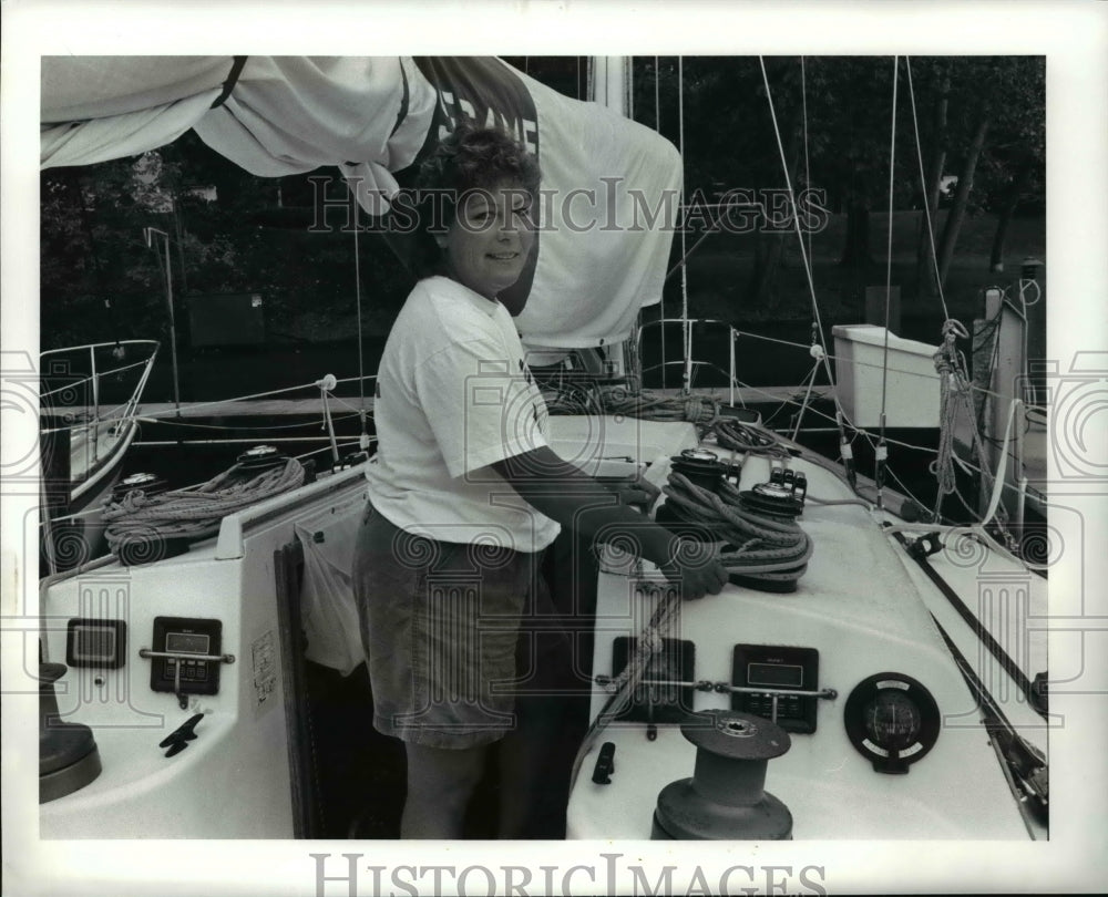 1990 Press Photo: Debbie Newcomer a crew member of Yacht Mentor Harbor- Historic Images