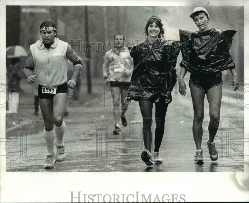 Press Photo Sandra Gallagher and Linda Carbell-runners - cvb50027- Historic Images