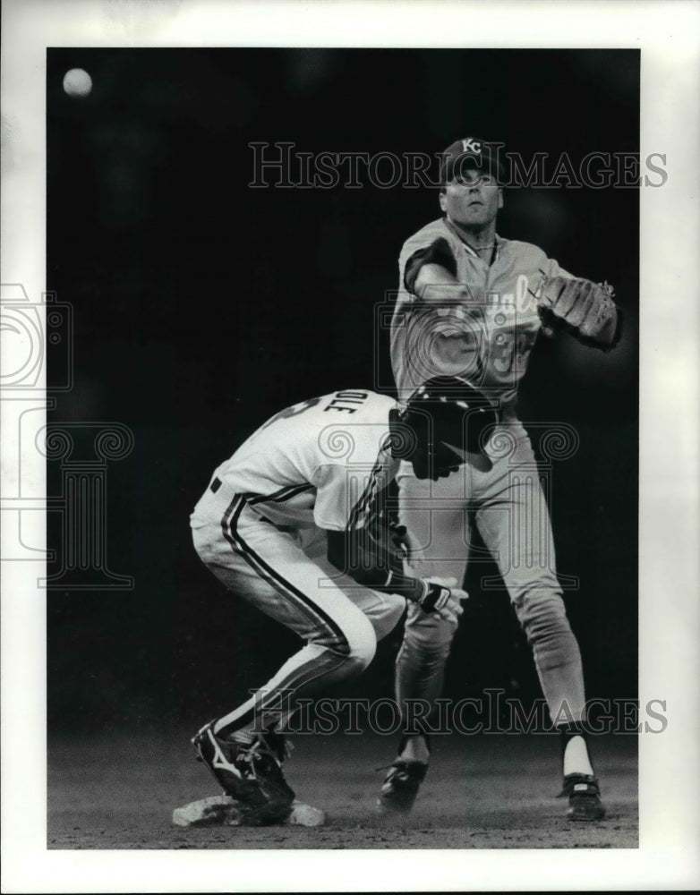 1990 Press Photo Cleveland&#39;s Alex Cole vs K.C.&#39;s Bill Pecota in a baseball game- Historic Images