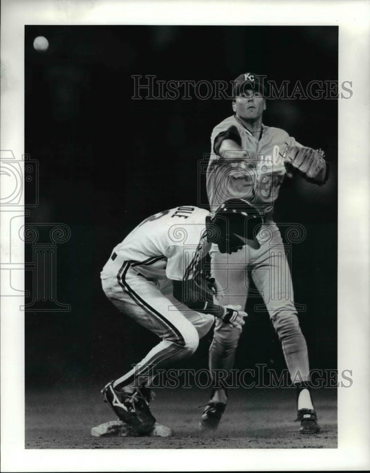1990 Press Photo Cleveland's Alex Cole vs K.C.'s Bill Pecota in a baseball game- Historic Images