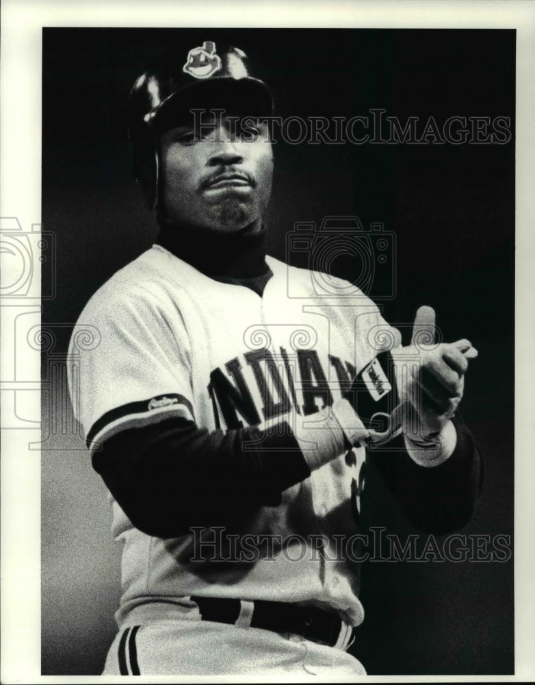 1988 Press Photo Dave Clark Tagged Out on Rundown, Applauds Score - cvb50188- Historic Images