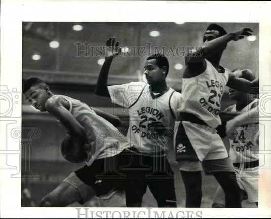 1990 Press Photo East Cleveland's Eric Riley protects a rebound - cvb50264- Historic Images