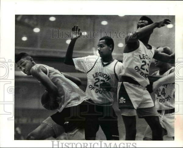1990 Press Photo East Cleveland's Eric Riley protects a rebound ...