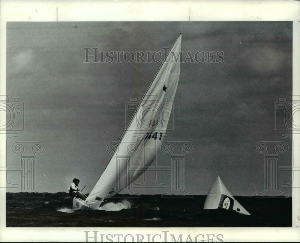 1990 Press Photo A3 Boat Sails All Alone in Lake Erie - cvb50291