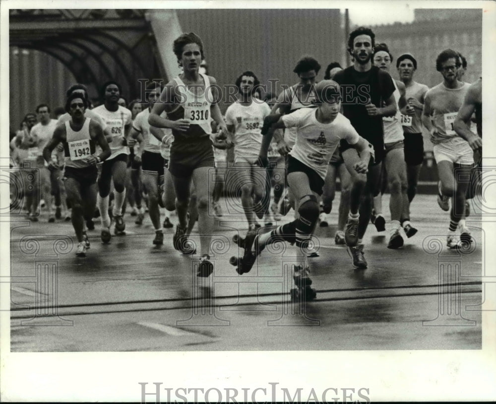 1980 Press Photo Kid on Skates During 10,000 Meter Race Move Thur the Runners- Historic Images