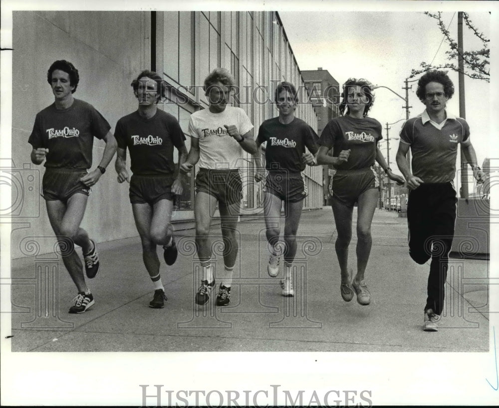 1982 Press Photo Team Ohio Warming Up for Long Distance - cvb50297- Historic Images