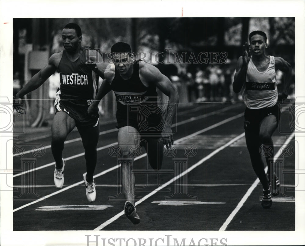 1990 Press Photo Robert Smith, center, concentrates on breaking the tape at race- Historic Images