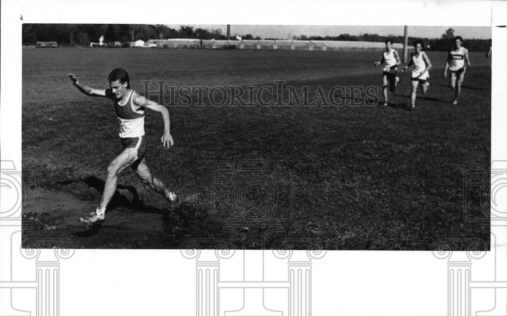 1990 Press Photo Brian Casselberry runs Division 1B cross country race- Historic Images