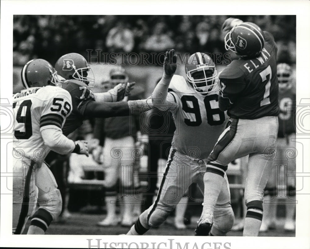 Press Photo Reggie Camp pressures elway into a incomplete pass in the 2nd Qtr.- Historic Images