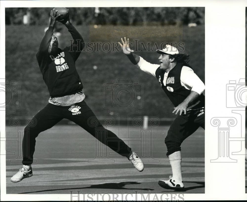 1987 Press Photo Te Ozzie Newsome stretches out for a pass from Bernie Kosar.- Historic Images