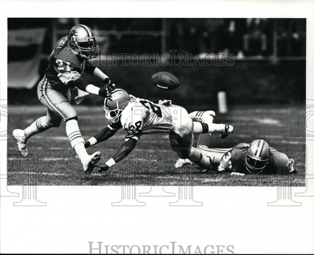 1986 Press Photo Browns running back Herman Fontenot vs Detroit James Griffin- Historic Images