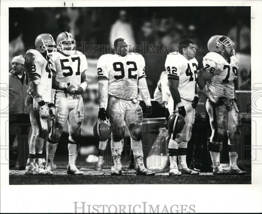 1988 Press Photo The Browns bench can only watch as the clock slips away- Historic Images