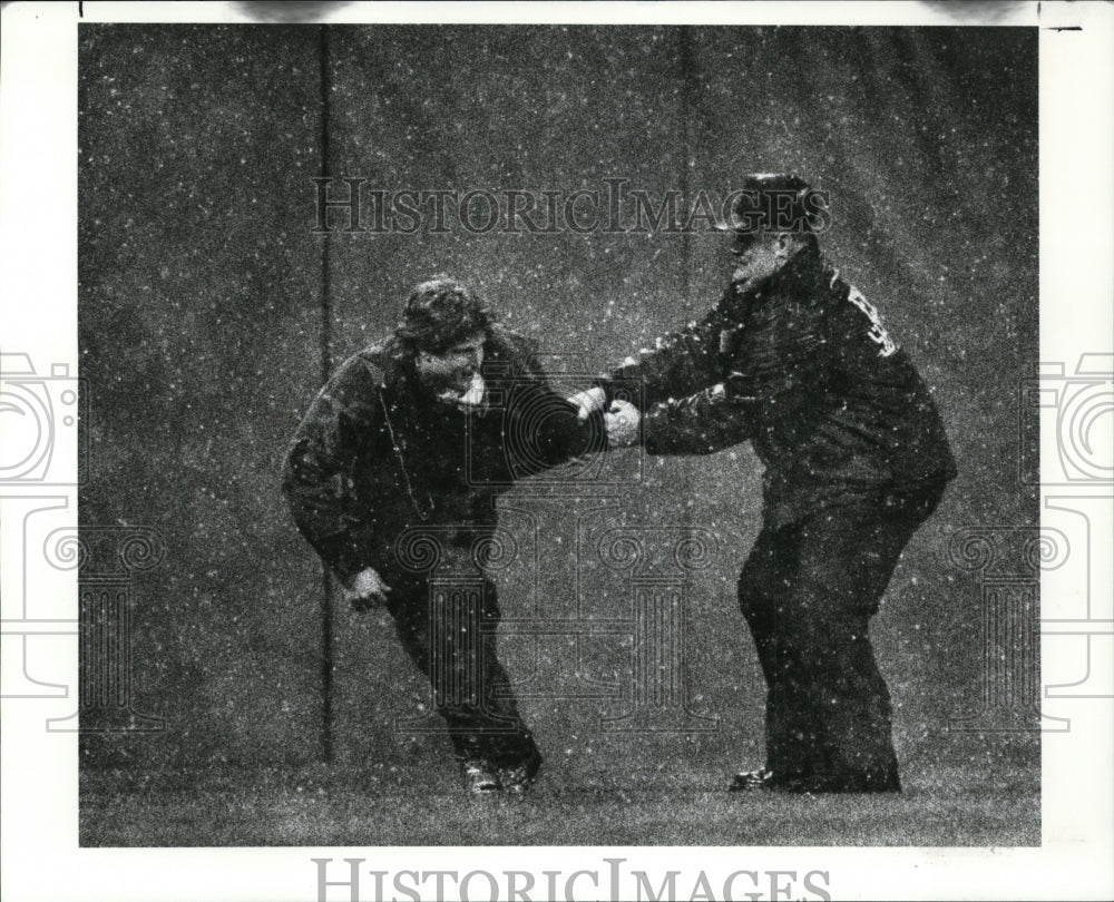 1990 Press Photo Baseball fan ejected by security guard - cvb50589- Historic Images