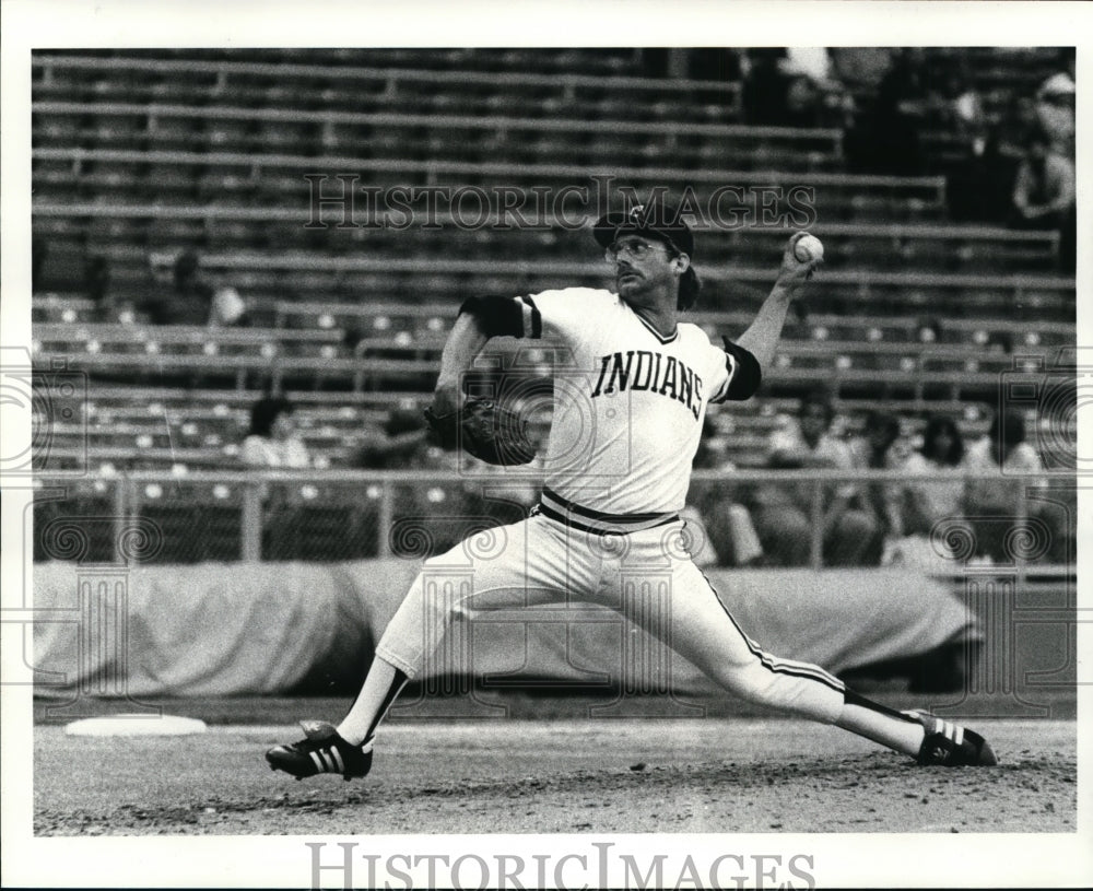 1984 Press Photo Jamie Easterly Hurls One After Relieving Don Schultze- Historic Images