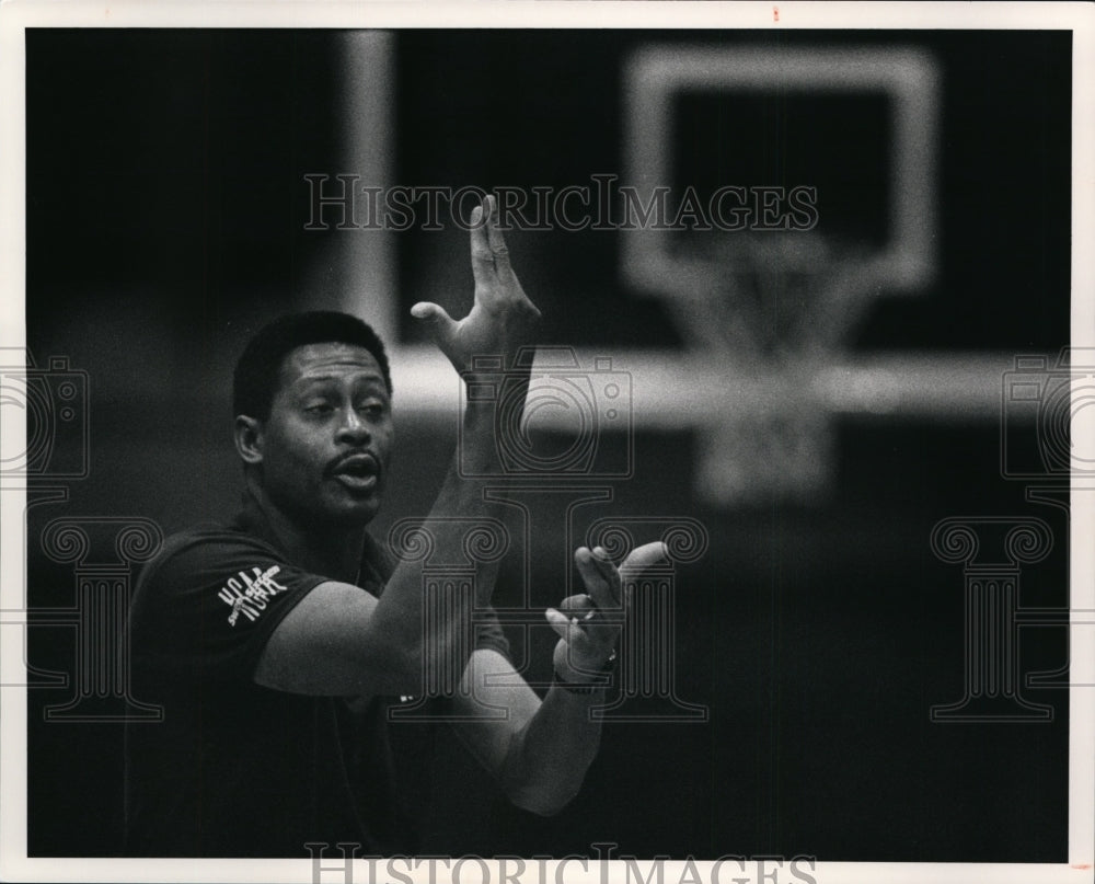 1990 Press Photo Mel Coleman, new basketball coach at Admiral King High School- Historic Images