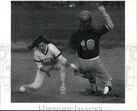 Press Photo: Medina Cloverleaf shortstop Crystal Raible puts the tag on- Historic Images