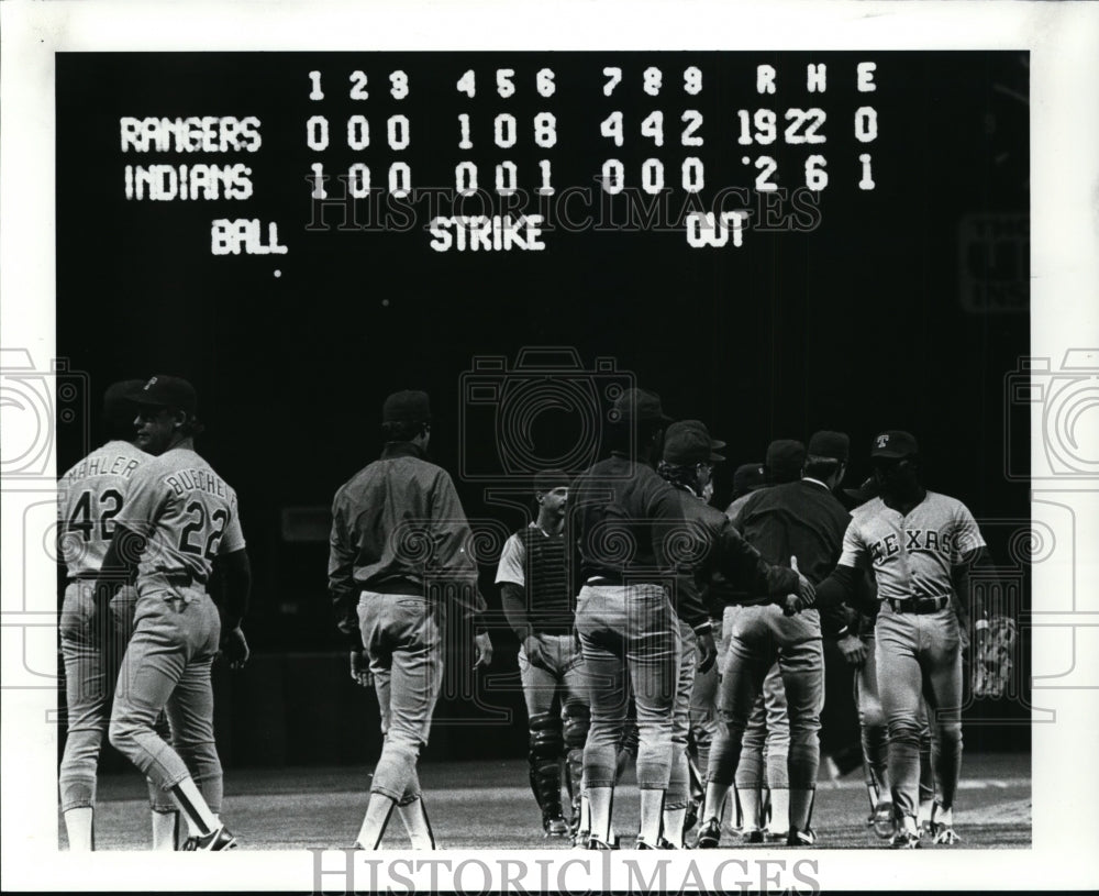 1986 Press Photo Texas Rangers Congratulate Each Other After Beating the Tribe- Historic Images