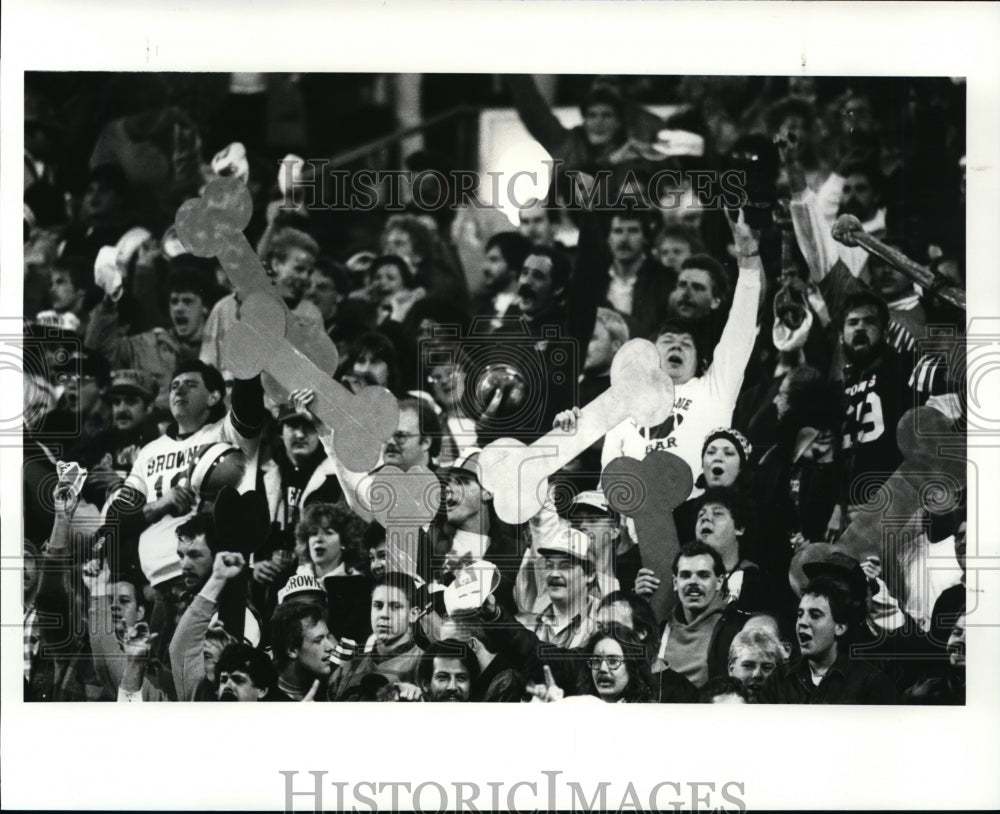 1987 Press Photo Crowd at Cleveland Los Angeles game - cvb50775- Historic Images