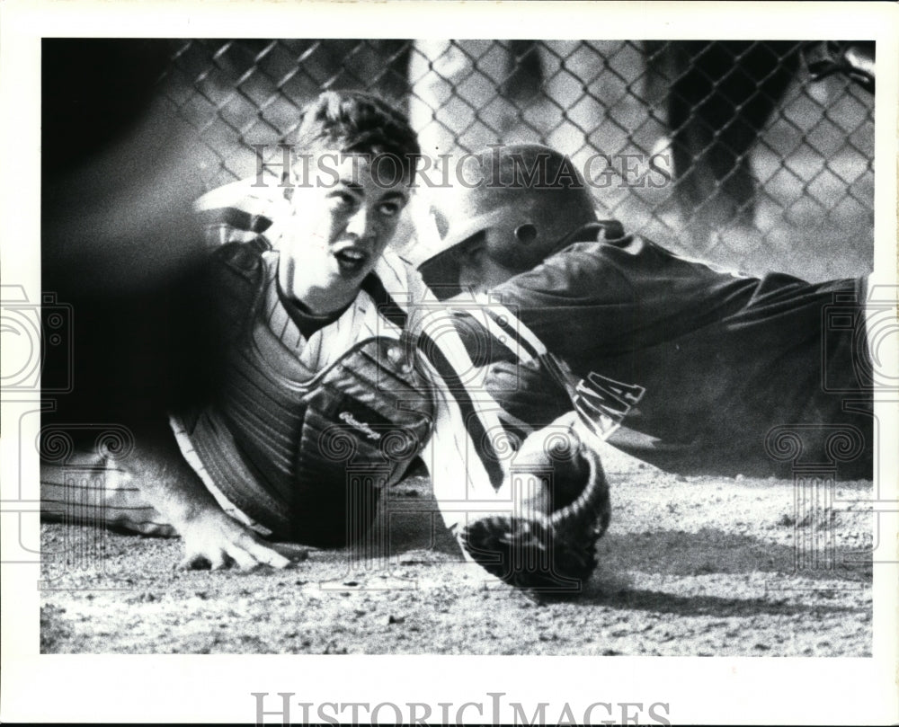 Press Photo Brunswick catcher jeff Schuster looks to the umpire for the call- Historic Images