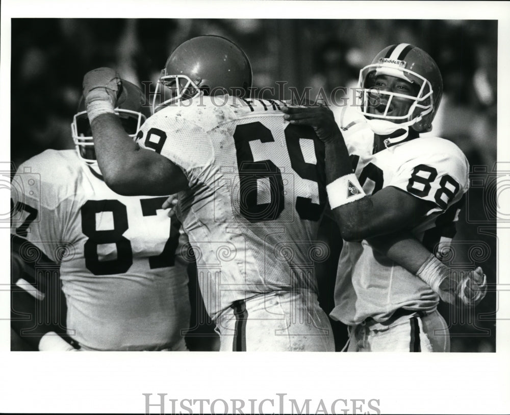 1989 Press Photo Dan Fike 69 and Ron Middleton with Reggie Langhorne - cvb50811- Historic Images