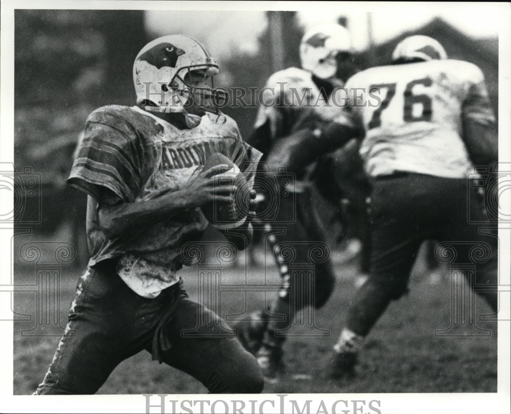1991 Press Photo Aqiul Wynn-Bey (4) Shaw High School quarterback looks downfield- Historic Images