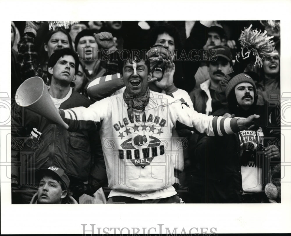 1990 Press Photo: Dennis O&#39;Malley of Avon lead the cheering in his section- Historic Images