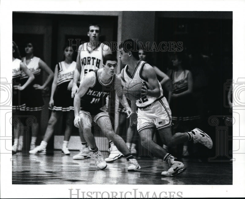 Load image into Gallery viewer, 1991 Press Photo: No. 32, Eastlake North with the ball guarding is no 10

