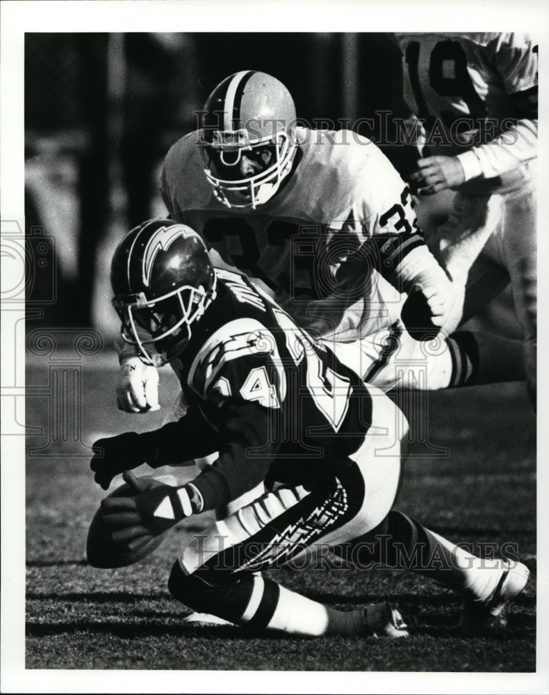 1985 Press Photo Ken Taylor recovers a fumble by Curtis Dickey-football scene- Historic Images