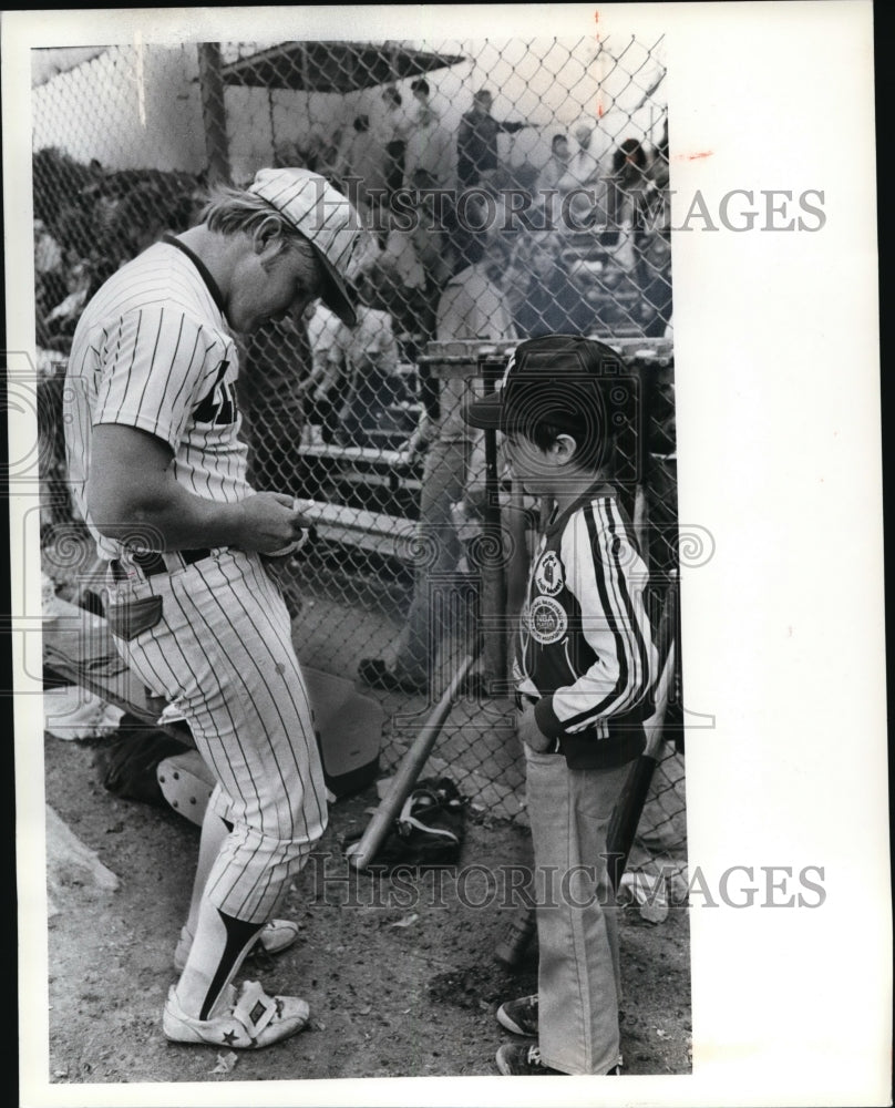 Press Photo Fred Miller signs a softball for Jayson Whitehead, 8 of Lakewood- Historic Images