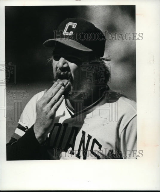 1981 Press Photo Len Barker goes to his mouth - cvb50978- Historic Images