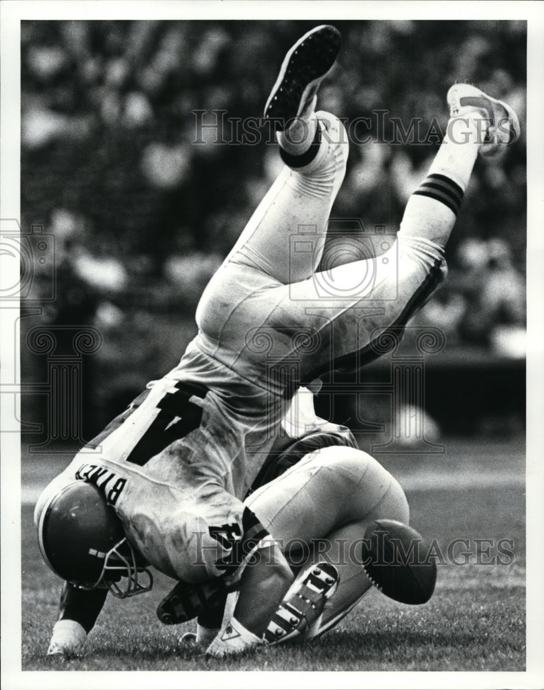 1986 Press Photo Earnest Byner vs Dane Galloway-football action - cvb51072- Historic Images