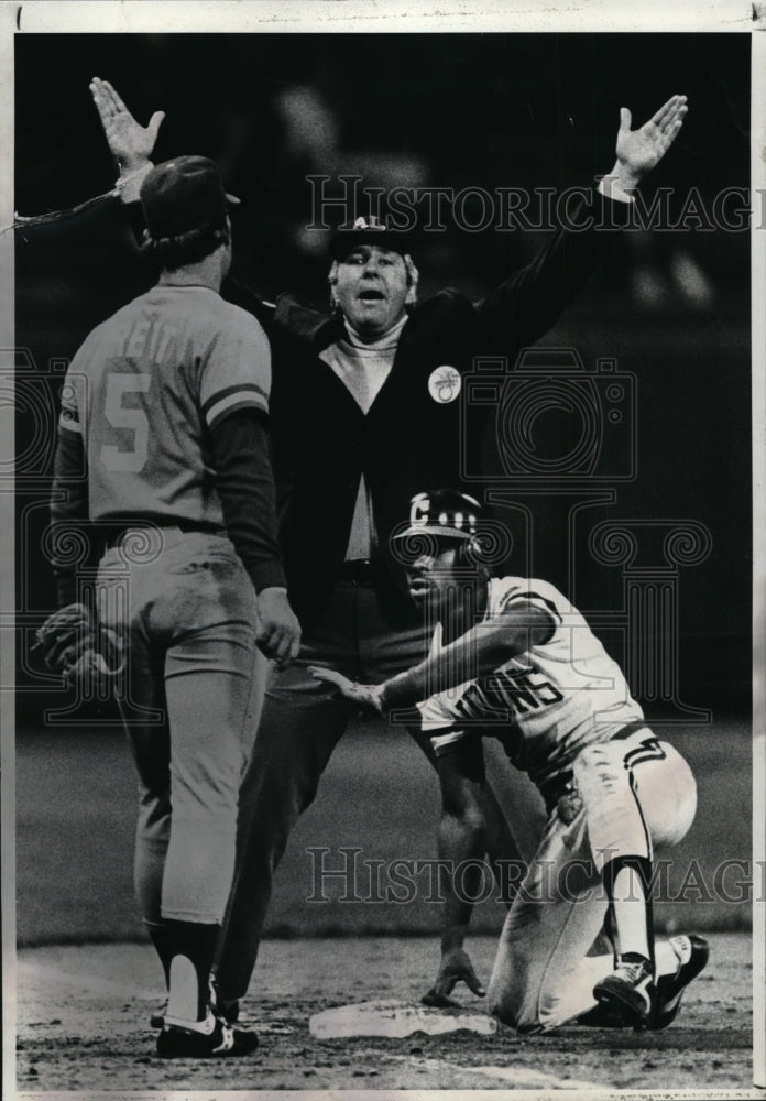 1983 Press Photo Umpire Jim McKean raises his hands safe for Julio Franco- Historic Images