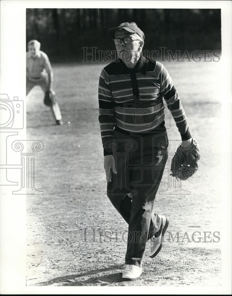 1983 Press Photo New senior Citizens softball league Pitcher Ray Groves- Historic Images