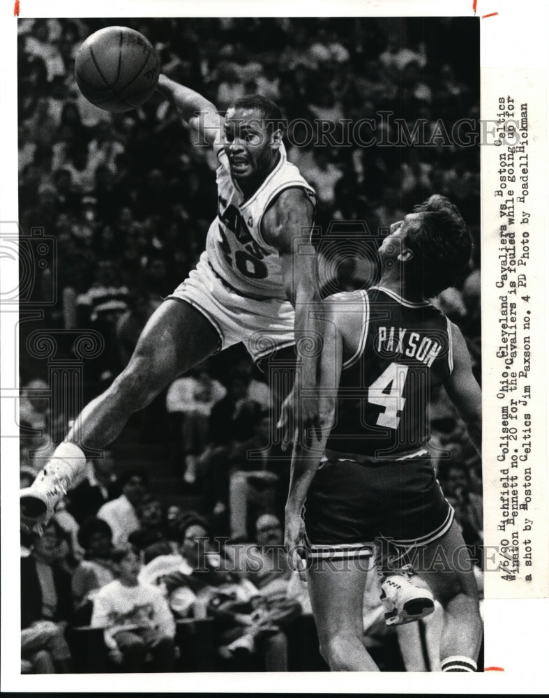 1990 Press Photo Cavs Winston Bennett is fouled by Celtics Jim Paxson.- Historic Images