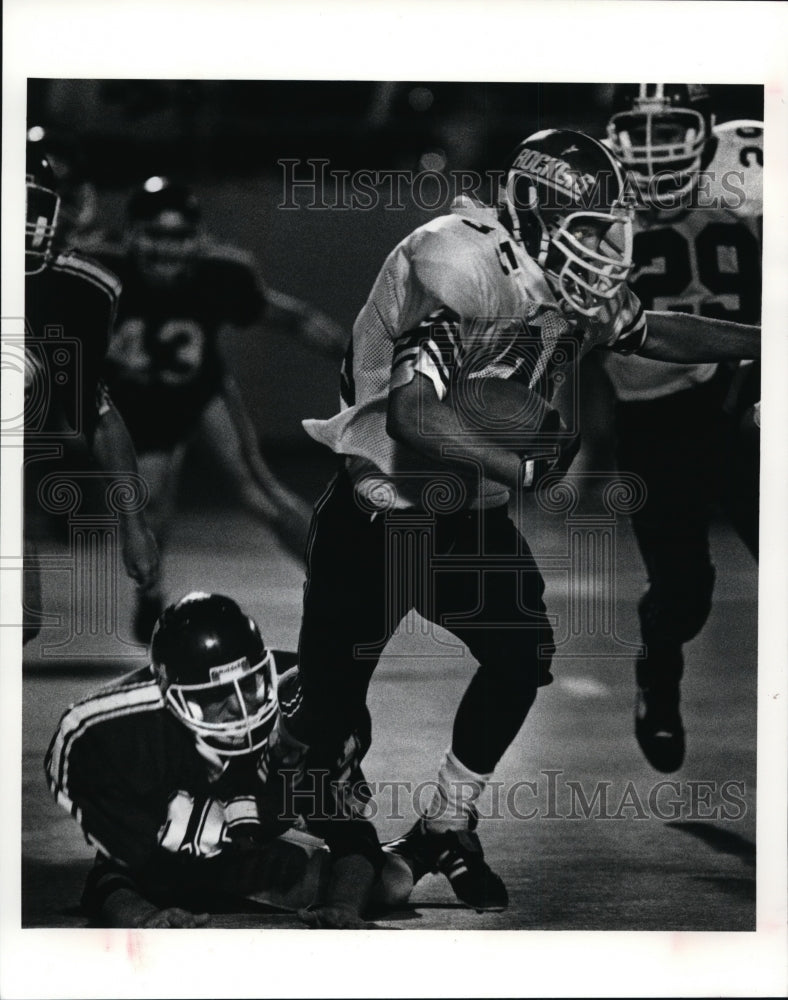 Press Photo Bay&#39;s Sean Reali vs Lakewood&#39;s Jeremy Rizzo-football action- Historic Images