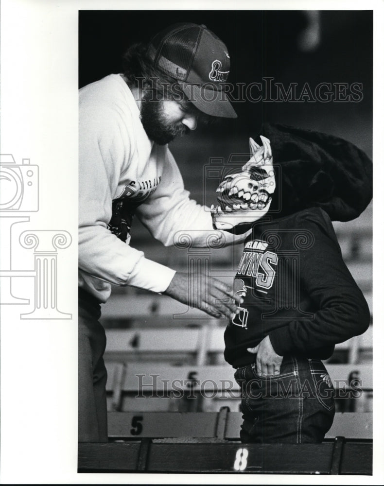 1987 Press Photo Bill Banning of Hiram adjusts a dog mask for his niece- Historic Images