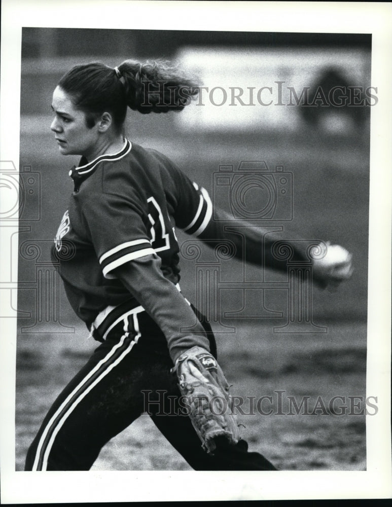 Press Photo Canfield softball pitcher Jenny Kulics fires the ball to the plate- Historic Images